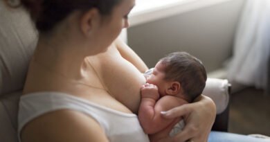 El estudio muestra que las hormonas y las bacterias en la leche materna cambian a diario