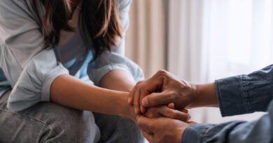 AI Chatbots and Suicide Support Experts Urge Caution